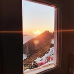 Karpimo Scenery - Caldera Sunset View - Private Hot Tub - Firostefani